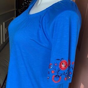 NWOT Westport on/off shoulder blouse with embroidery, L